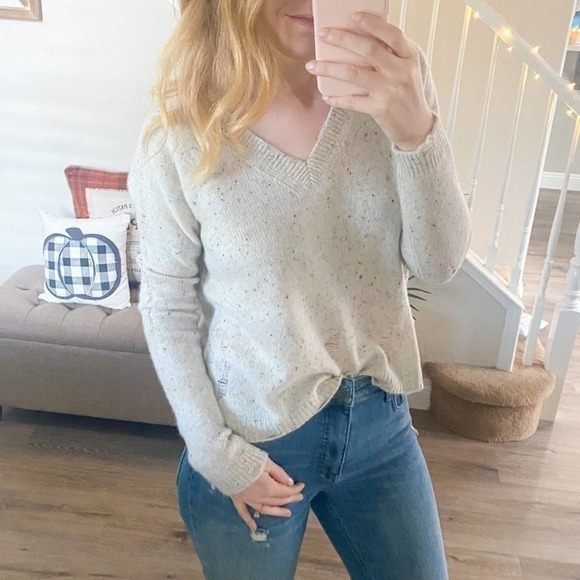 NEW Aqua‎ Distressed Light Gray V Neck Sweater Pullover 100% Cashmere - Picture 1 of 7
